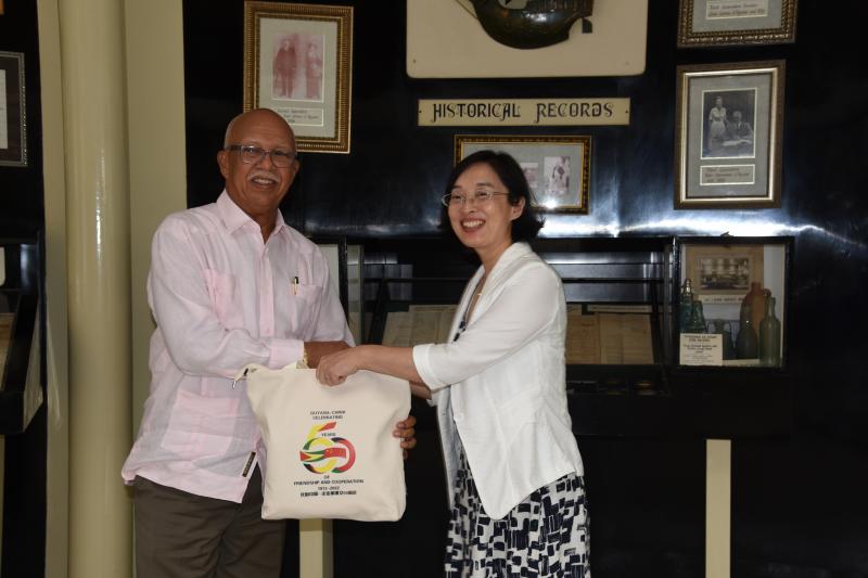 Ambassador Guo Haiyan presents a gift to Chairman Mr. Clifford Reis.
