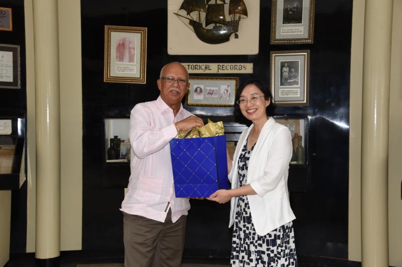 Chairman Mr. Clifford Reis represents a gift to Ambassador Guo Haiyan.
