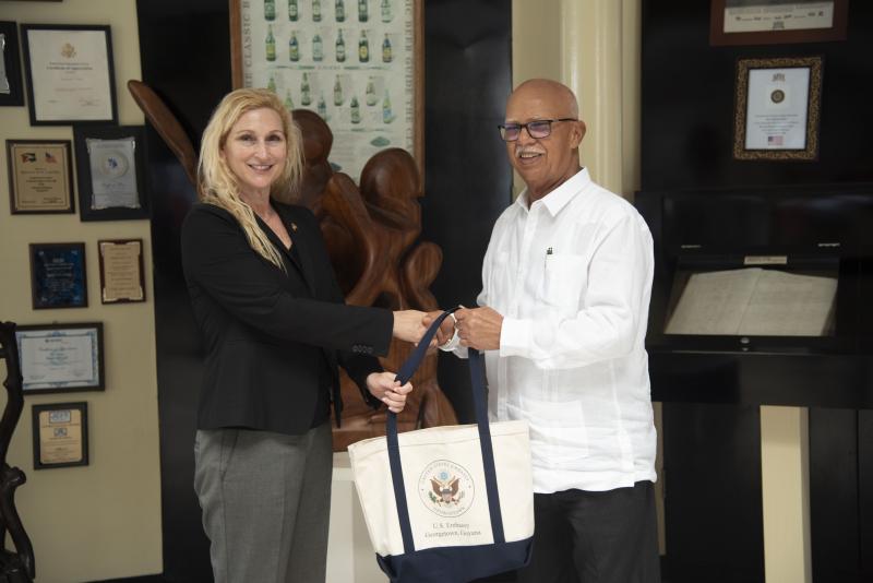 Ambassador Theriot's presentation to Clifford Reis
